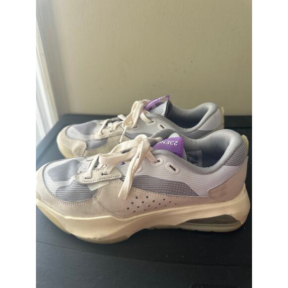 Jordan Air 200E sneakers in a Summit White and Coconut Milk colorway 6Y - Picture 3 of 6